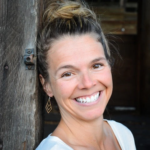Woman wearing Mano Earrings